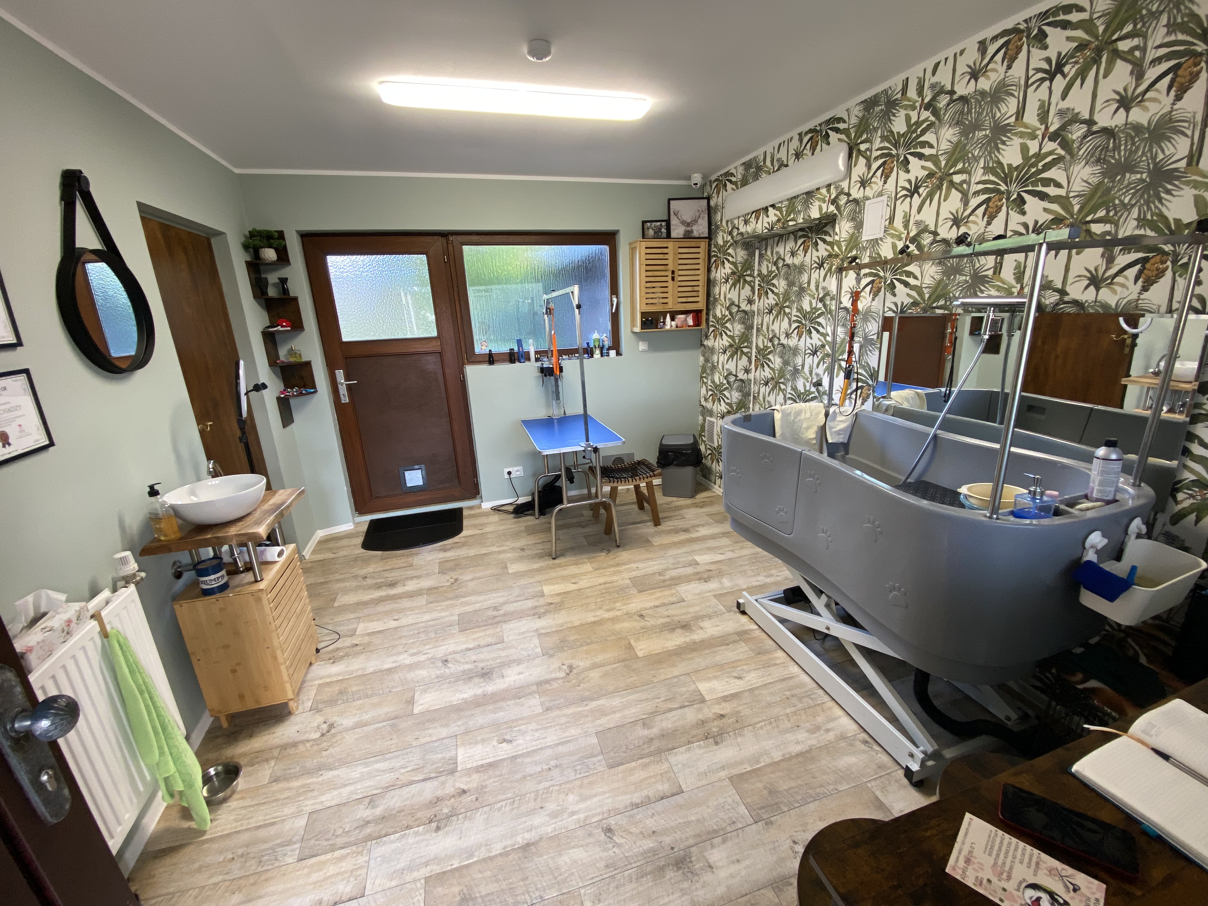 Innenaufnahme des Wuff & Schick Salons — Tropen-Tapete, Bade-Wanne, gemütlich